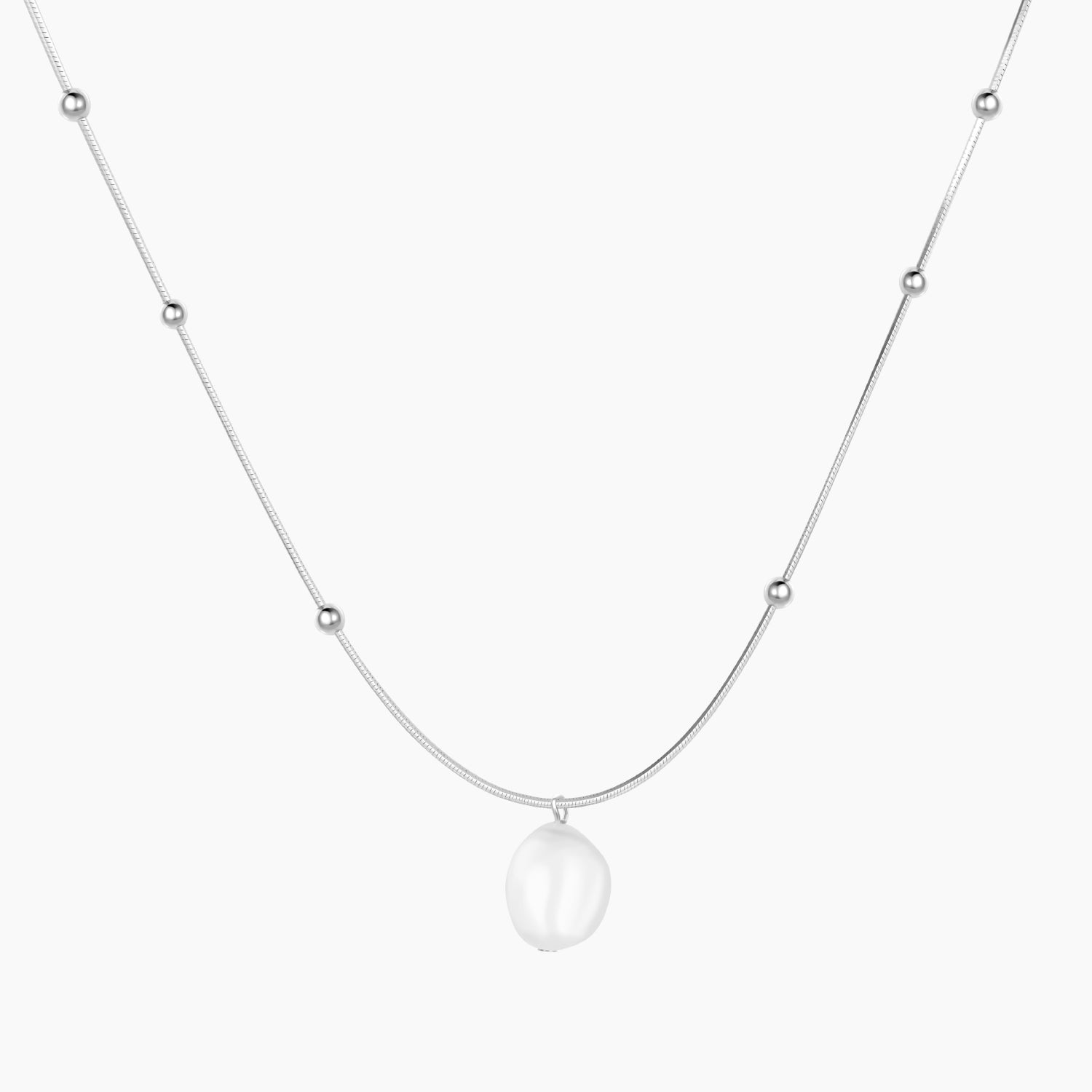 Ce collier de chaîne de perles en argent sterling avec perles baroques