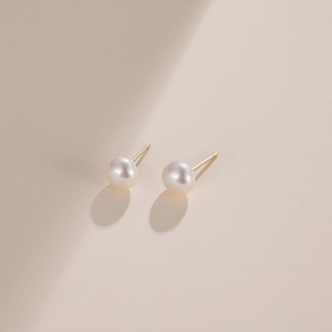 7mm pearls, classic pearl earrings, pearl stud earrings, earrings in white, gold earrings, 925 sterling silver posts, pearl bridal earrings, freshwater pearl earrings, pearl wedding earrings, pearl studs